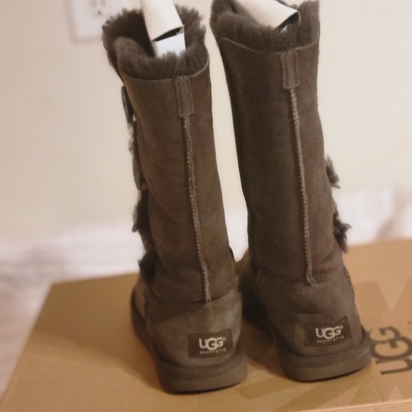 UGG Women's Bailey  Button Triplet 1873 W CHOCOLATE Mid-Calf Winter Boot size 5 - Picture 5 of 10